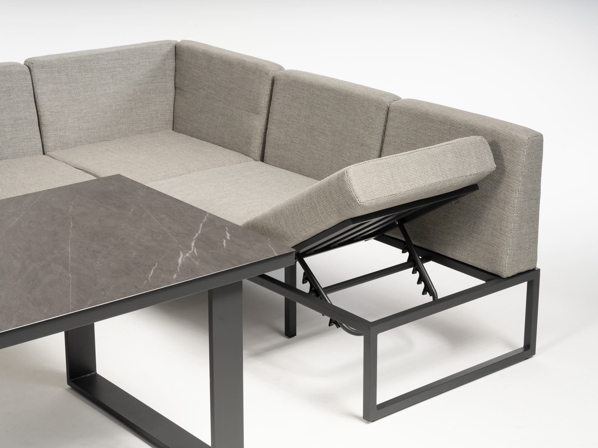 Eckbankgruppe Lucienne mit flexibler Aufstellung, Sinterstone-Tischplatte und 100 % witterungsbeständigem Stoff. Modern, komfortabel und stilvoll
