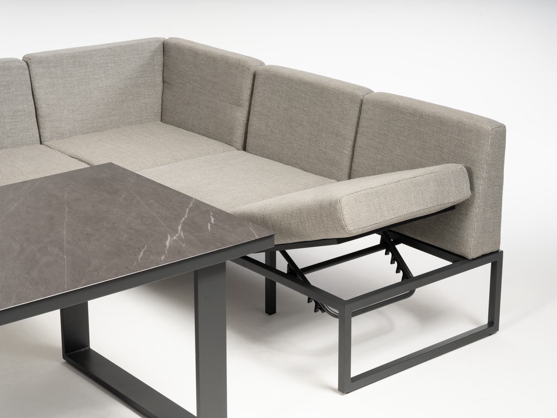 Eckbankgruppe Lucienne mit flexibler Aufstellung, Sinterstone-Tischplatte und 100 % witterungsbeständigem Stoff. Modern, komfortabel und stilvoll