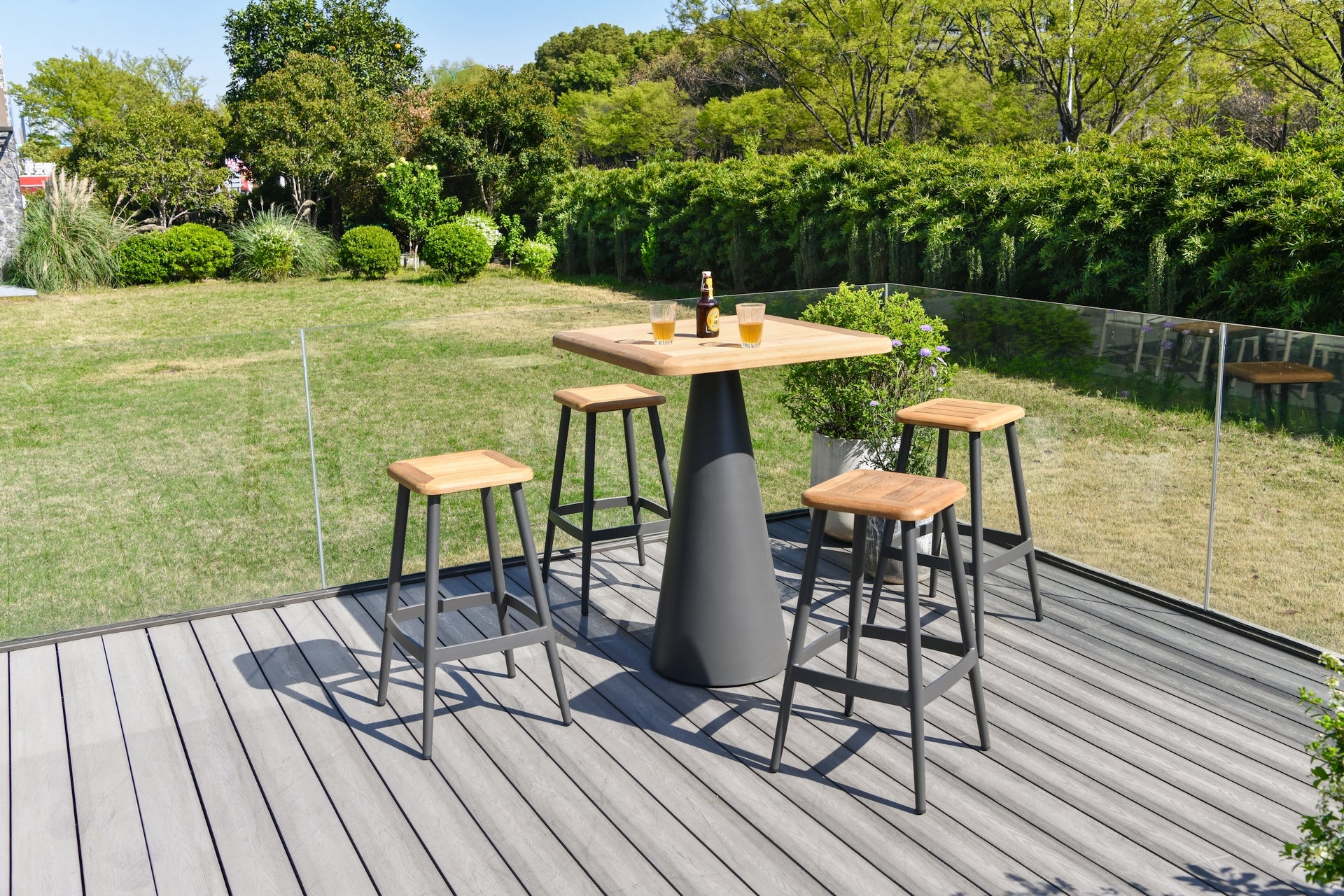 Marie Outdoor Barset mit 4 Barhockern und Bartisch aus Teakholz natur und Aluminium anthrazit für Terrasse und Garten