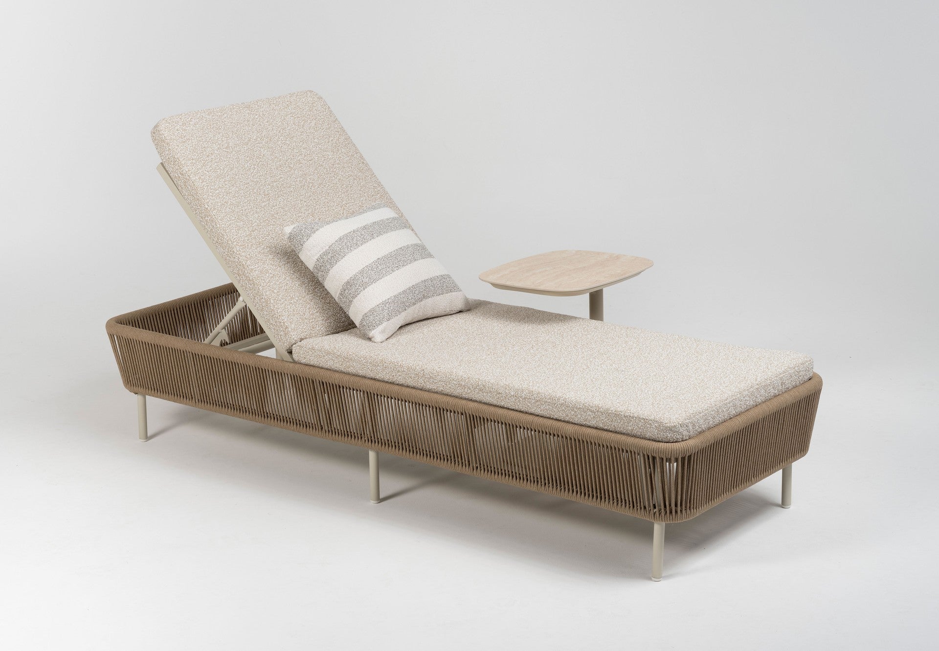 Sonnenliege Matteo mit cremefarbenem Aluminiumgestell, tabakfarbenen Kunststoffschnüren und hellgrauer Polsterauflage für den Outdoor-Bereich