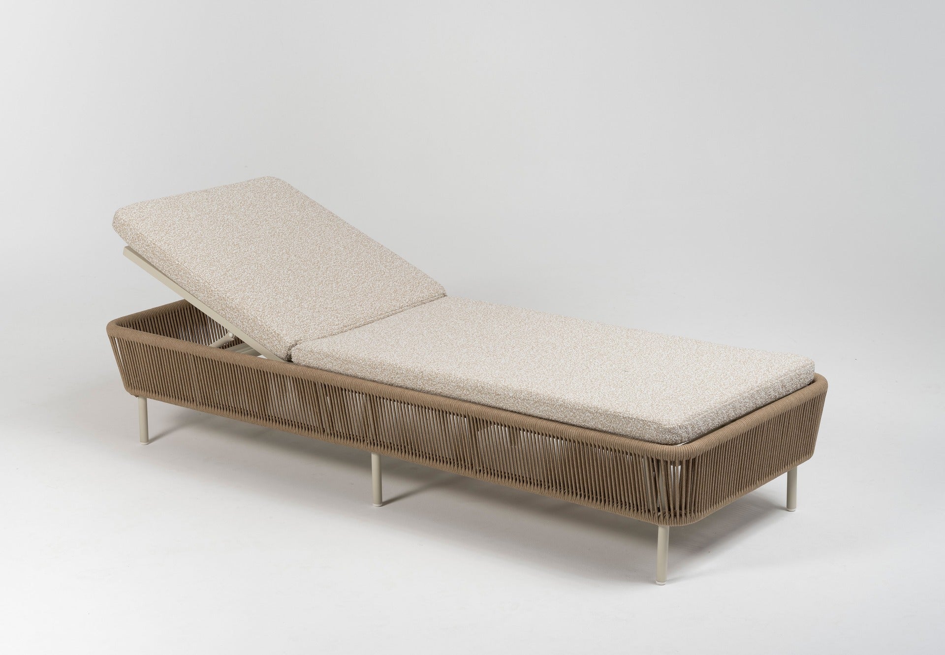 Sonnenliege Matteo mit cremefarbenem Aluminiumgestell, tabakfarbenen Kunststoffschnüren und hellgrauer Polsterauflage für den Outdoor-Bereich