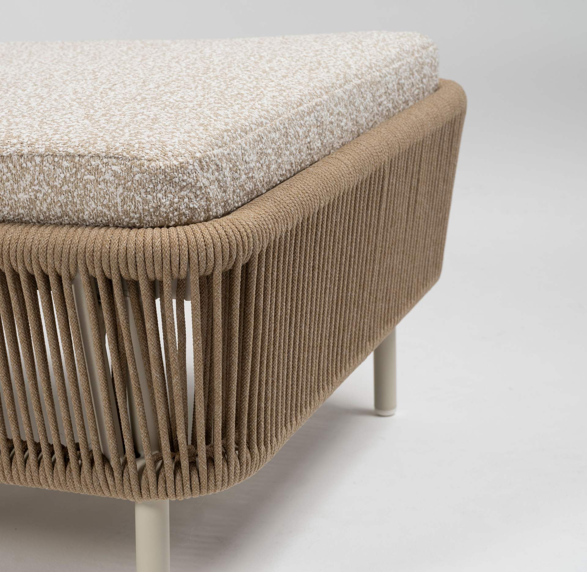 Sonnenliege Matteo mit cremefarbenem Aluminiumgestell, tabakfarbenen Kunststoffschnüren und hellgrauer Polsterauflage für den Outdoor-Bereich