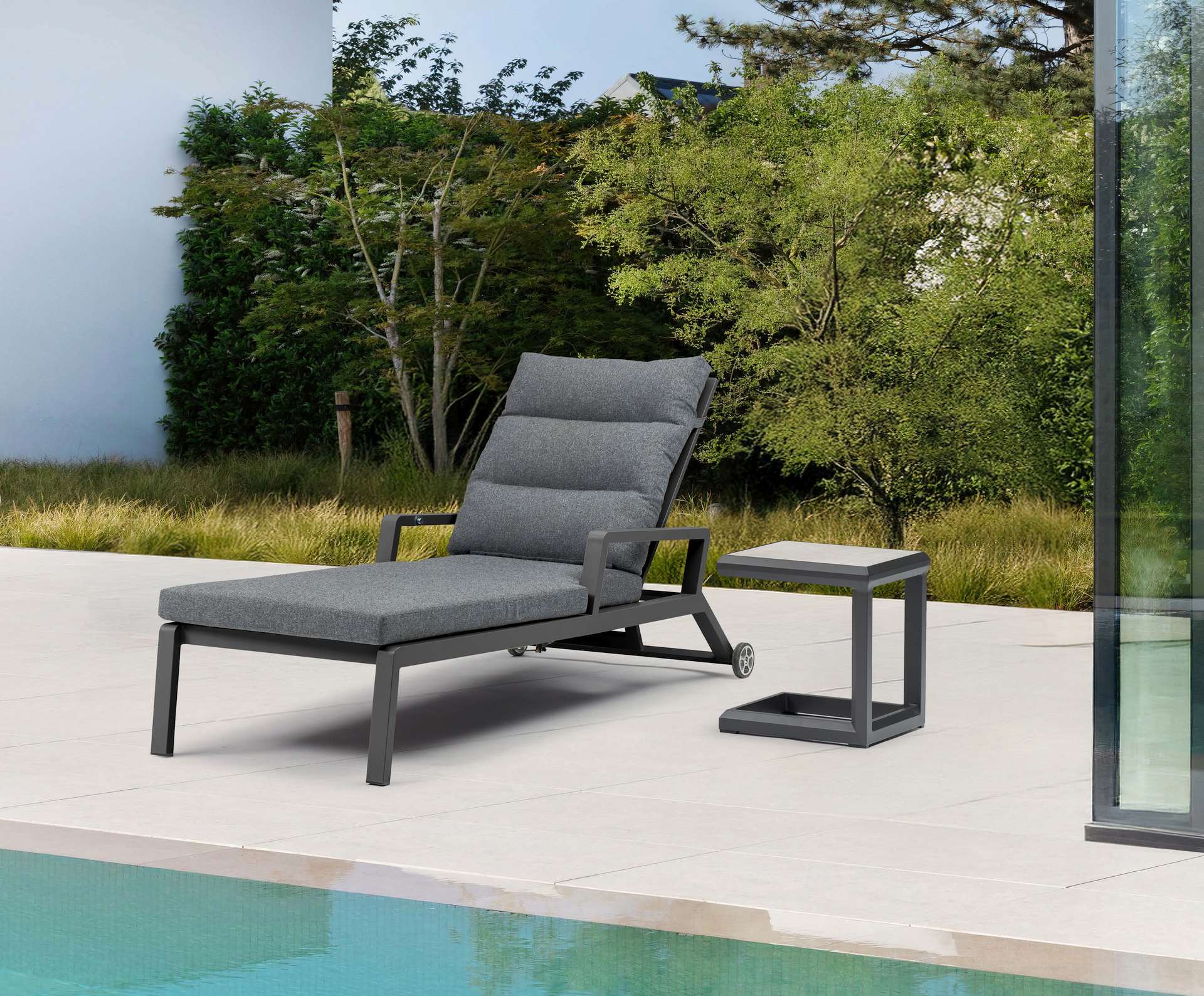 Sonnenliege Nicosia aus Aluminium in Anthrazit mit gepolsterter Auflage, Gasfeder-Rückenlehne und Rollen für den Außenbereich