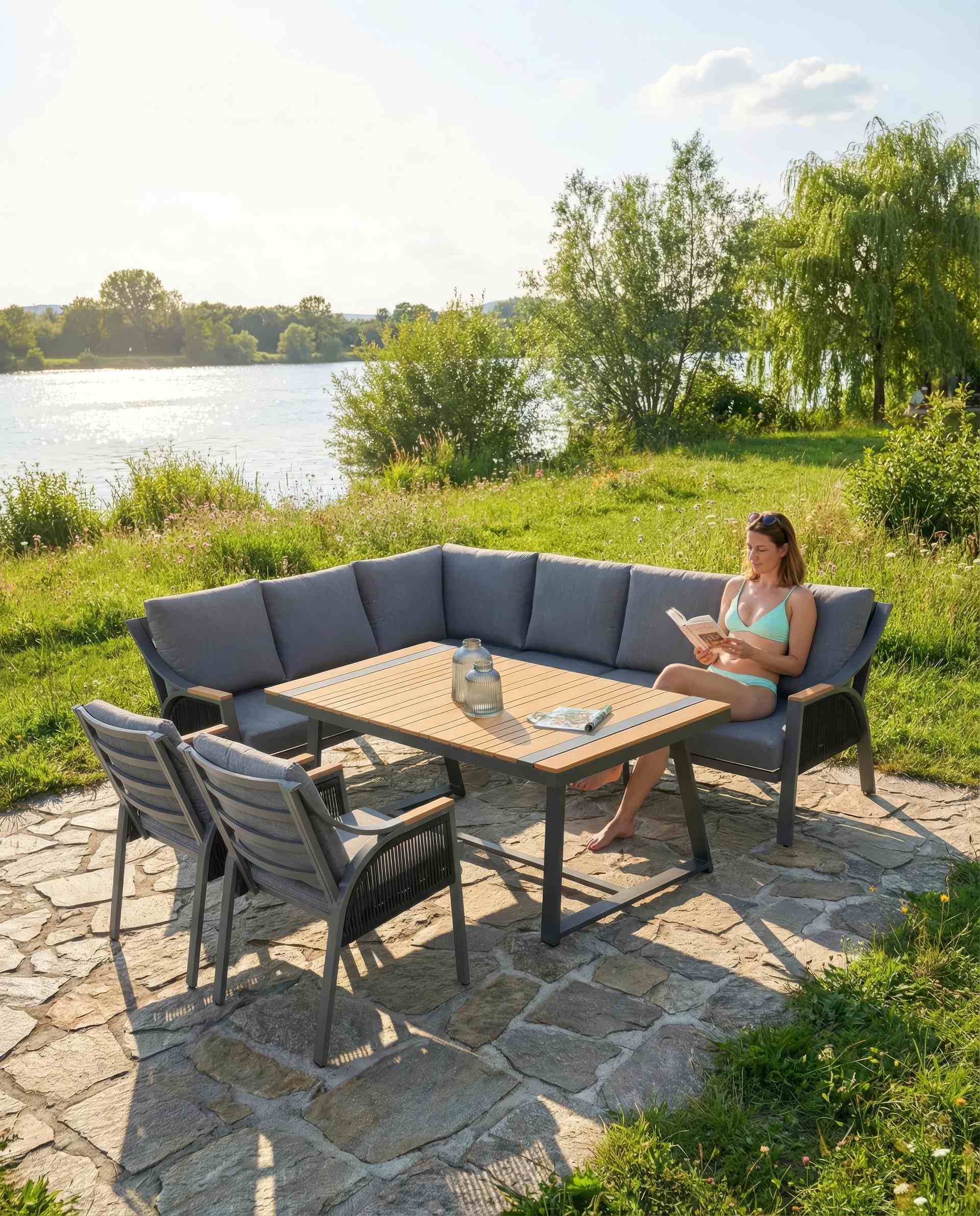 Phoenix Garteneckbankgruppe in Anthrazit und Ivory mit Thermo-Holz und wetterfesten Kissen.