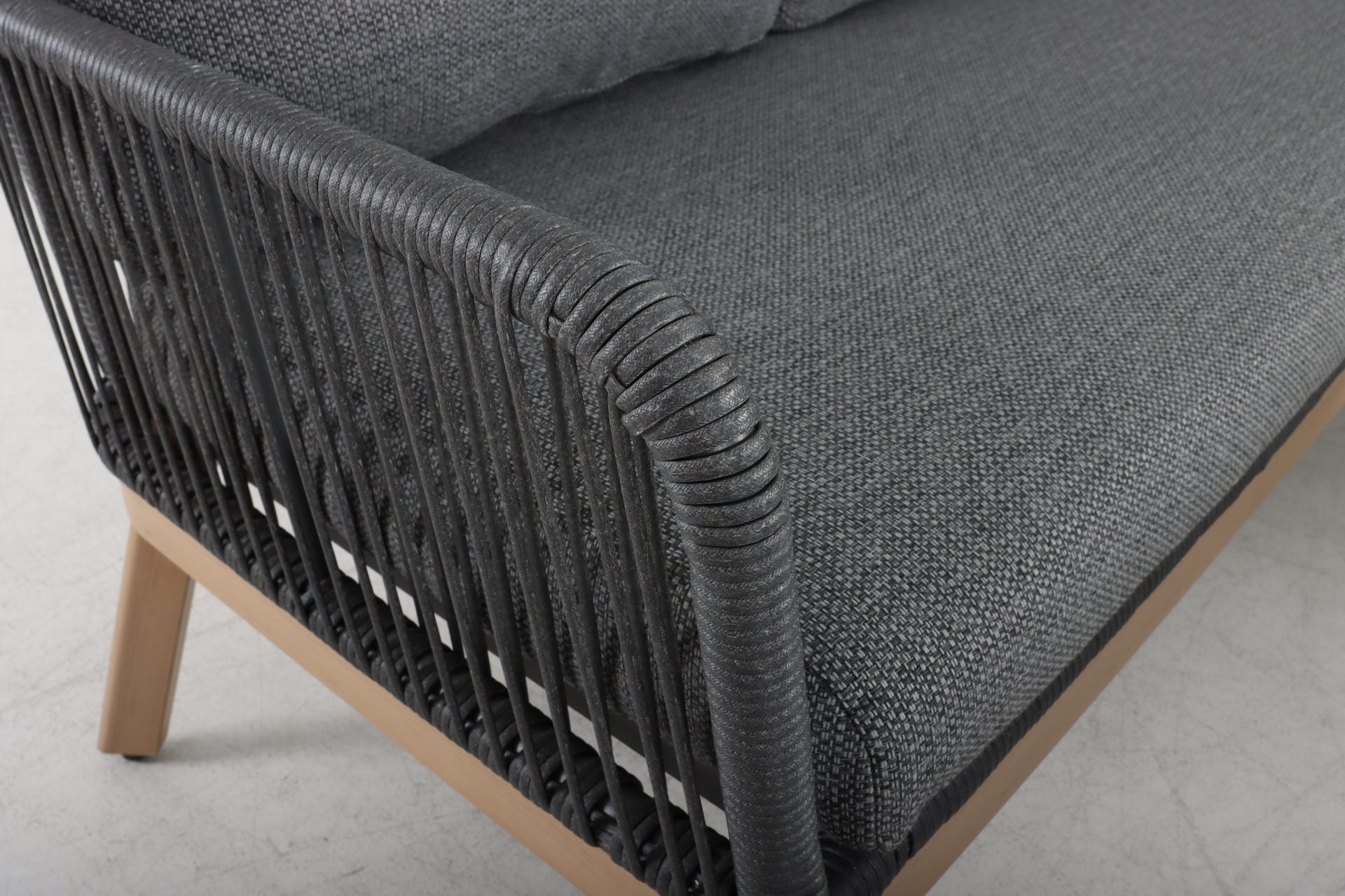 Poppy Eckbankgruppe mit höhenverstellbarem Tisch aus Aluminium, Textilschnüren und dunkelgrauen Polstern – Gartenmöbelshop.at