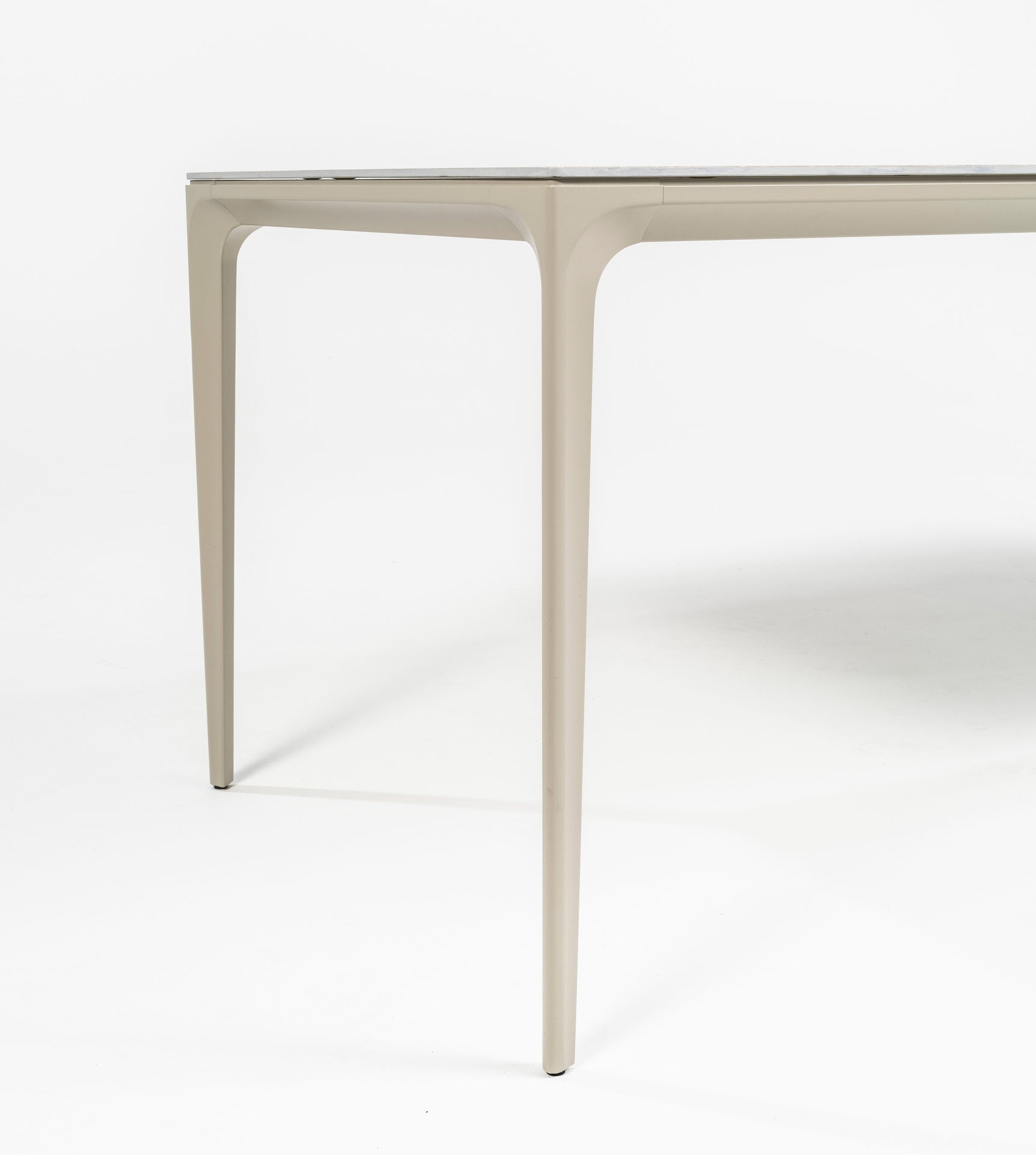 Serena Gartentisch mit Aluminiumgestell und keramikbeschichteter ESG-Glasplatte für den Outdoor-Bereich