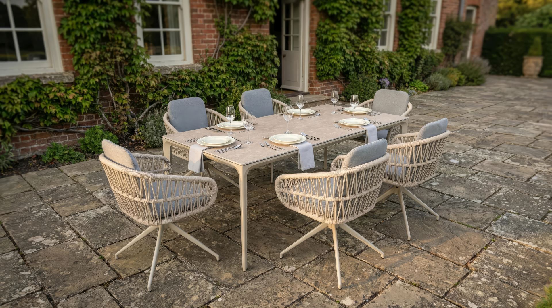 Serena Gartentisch mit Aluminiumgestell und keramikbeschichteter ESG-Glasplatte für den Outdoor-Bereich