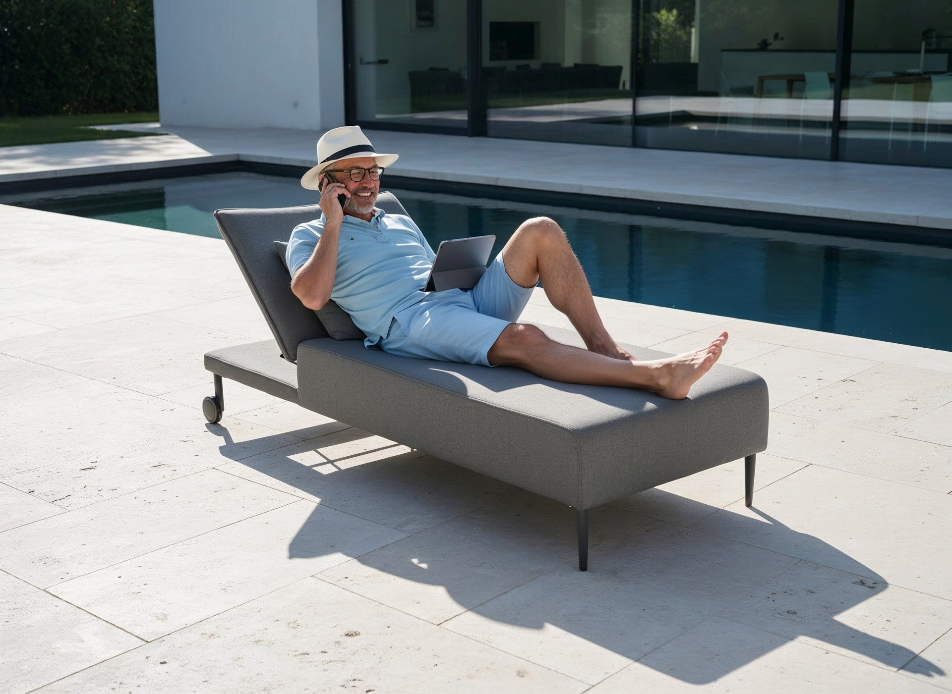 Sonnenliege Stephan Roll aus Aluminium mit Axroma Bezug. Jetzt mit integrierten Rollen für einfaches Verschieben. In Anthrazit oder Creme erhältlich.