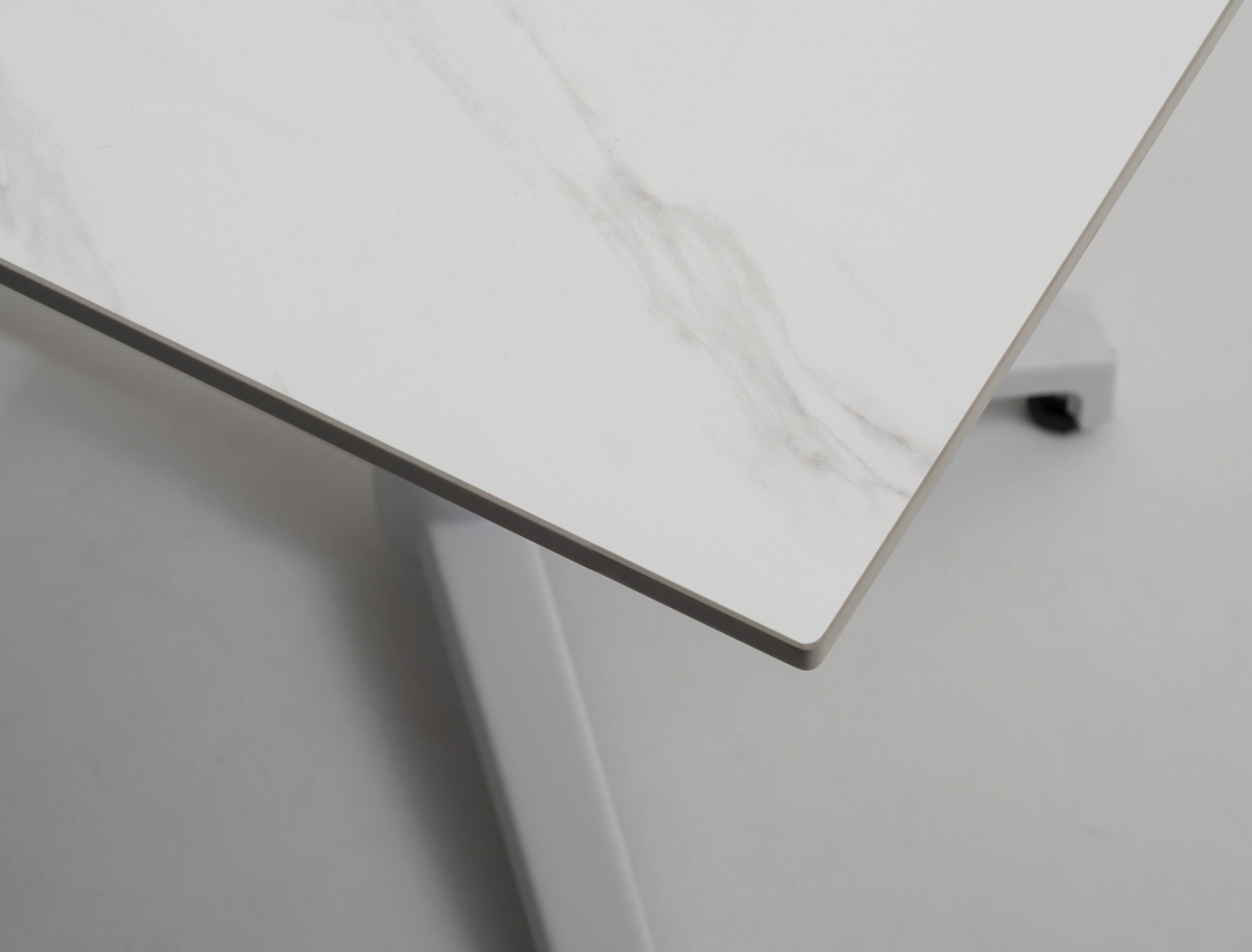 Robuster, klappbarer Gartentisch Thilo mit wetterfester Sinterstone-Tischplatte in edler Marmoroptik, erhältlich in Schwarz und Weiß, ideal für Outdoor-Gestaltung und platzsparende Lagerung.