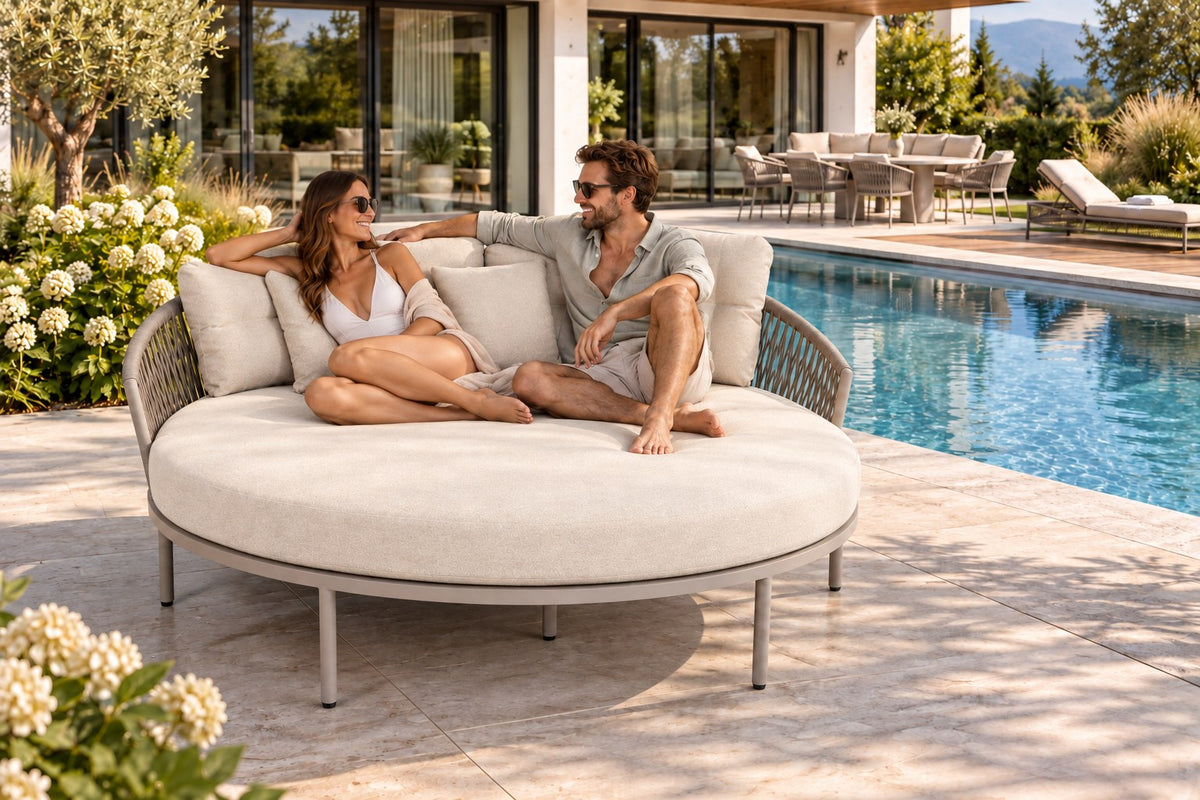 Becky Daybed – Daybed mit zwei Personen auf einer Poolterrasse