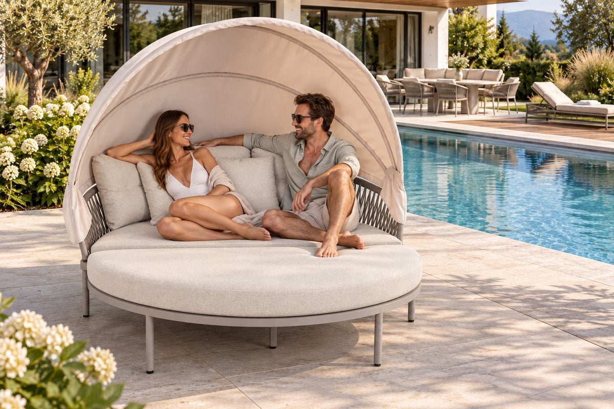 Becky Daybed Deluxe mit zwei Personen und sichtbarer Trennung der beiden Polsterelemente