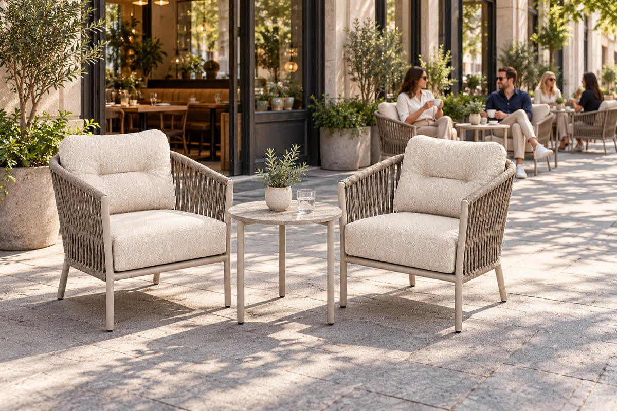 Becky Fauteuil-Set auf einer Caféterrasse