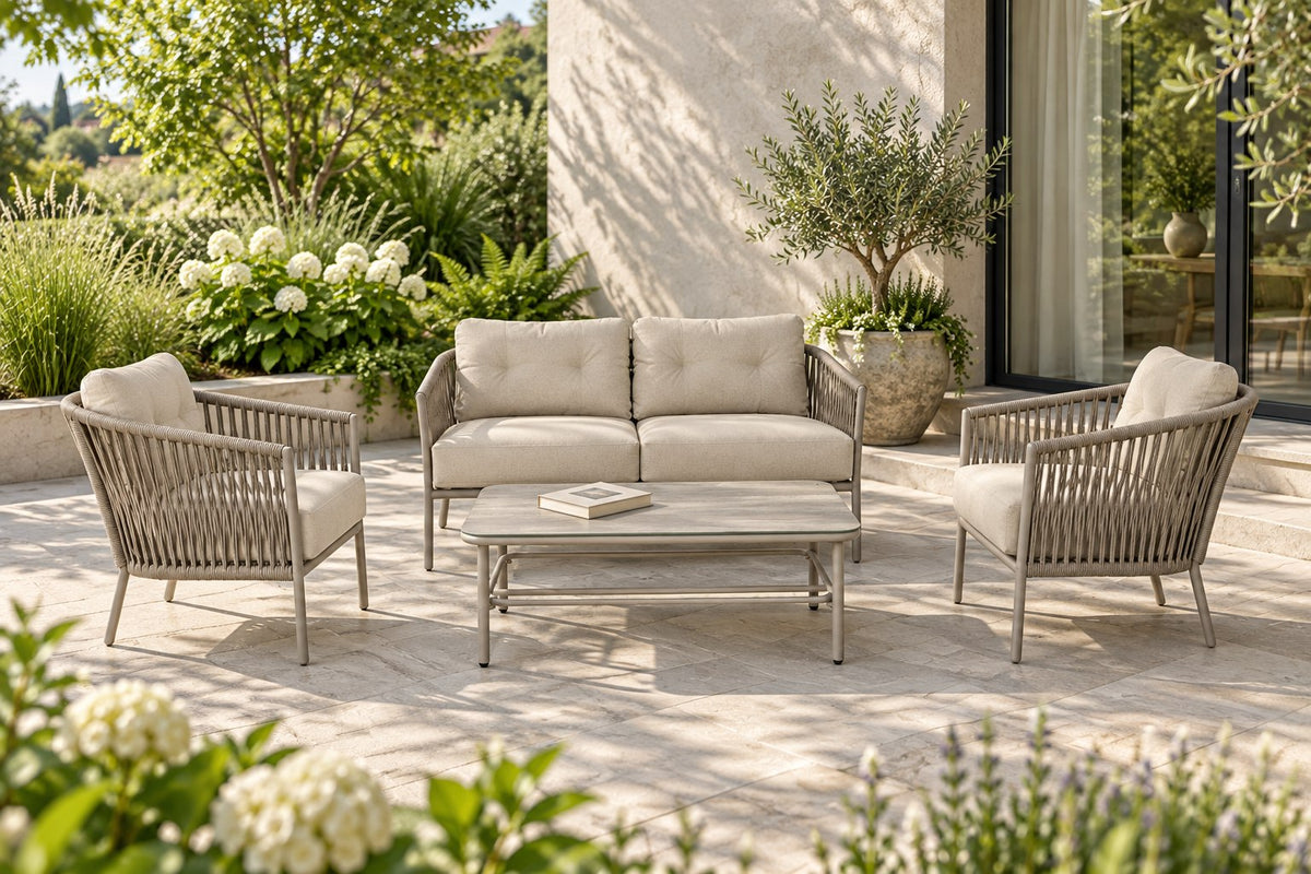 Becky Gartenlounge mit Zweiersofa, zwei Fauteuils und Couchtisch auf der Terrasse