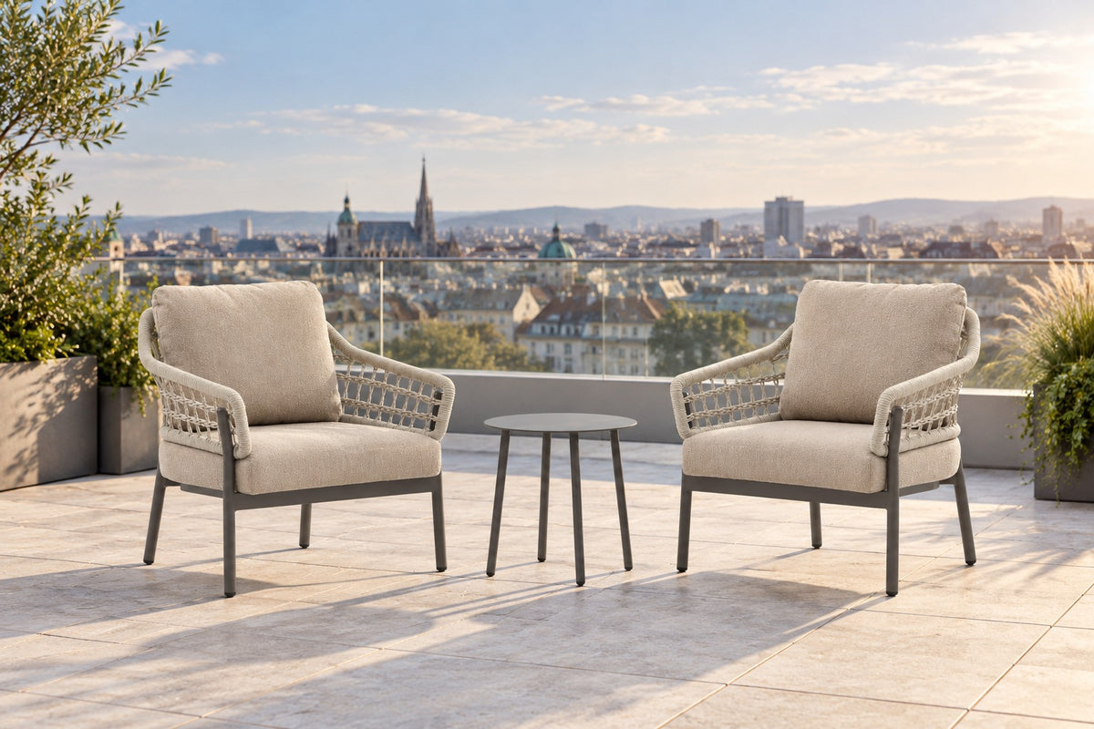 Carla Fauteuil-Set auf einer Dachterrasse mit Stadtblick