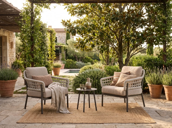Carla Fauteuil-Set in einem mediterranen Garten