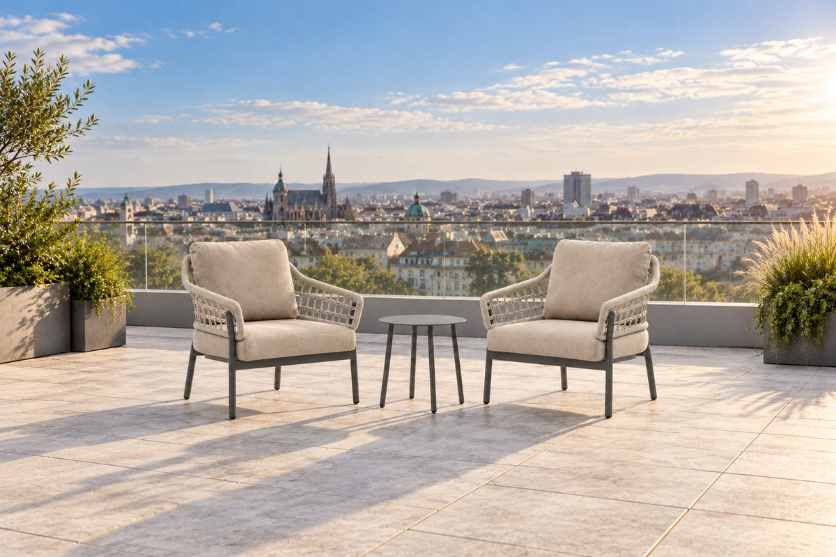Carla Fauteuil-Set auf einer großzügigen Stadtterrasse