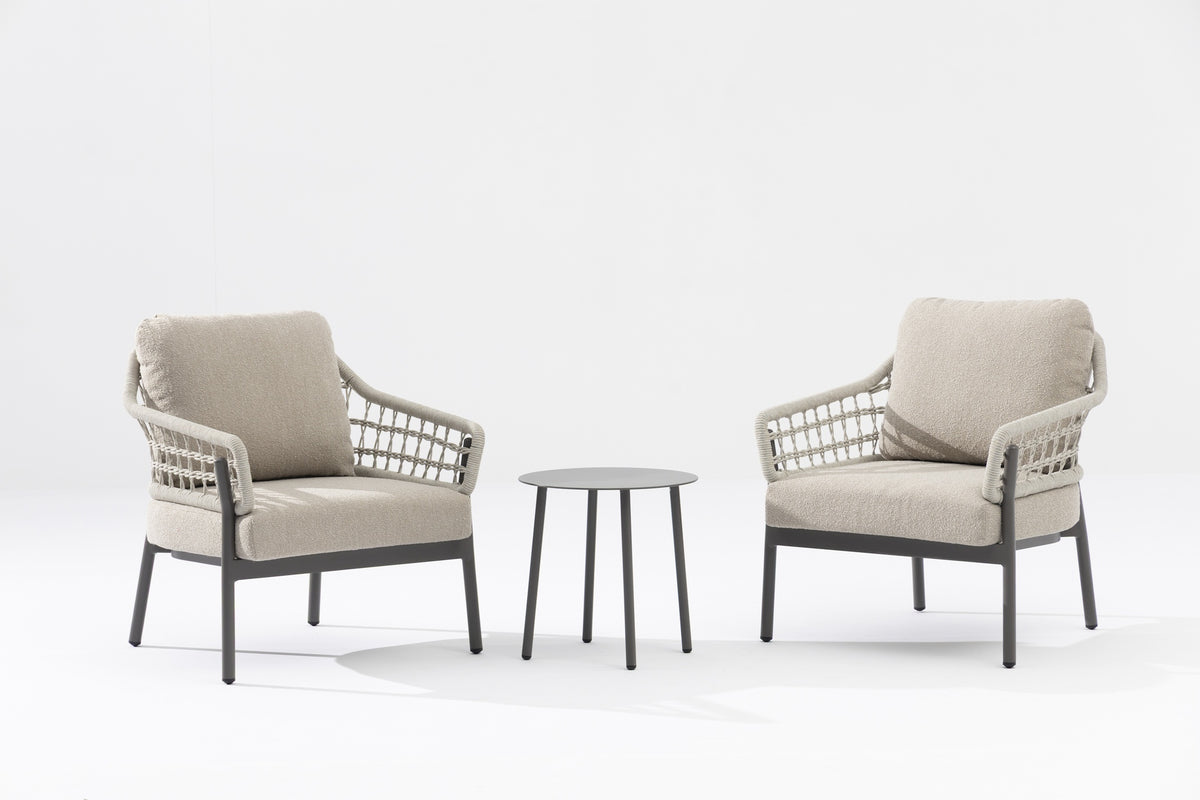 Carla Fauteuil-Set in Taupe mit creme melierten Schnüren und sandfarbenen Kissen