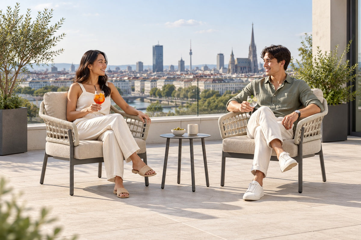 Carla Fauteuil-Set mit zwei Personen auf einer Dachterrasse