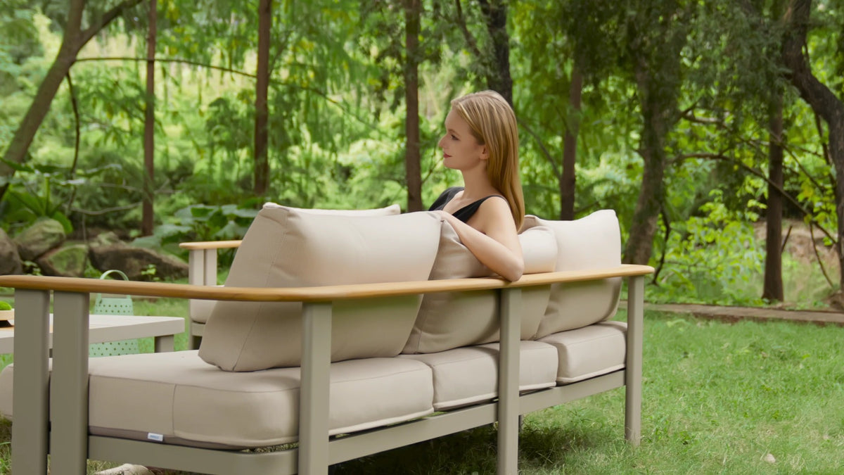Clarissa Lounge-Fauteuil mit Person – Seitenansicht
