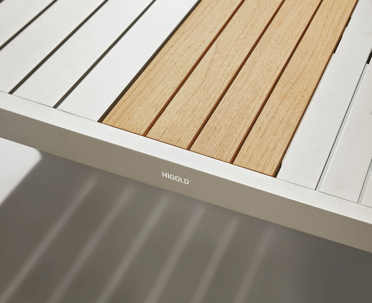 Clarissa – Detail der Tischplatte aus Aluminium und FSC-Teakholzlatten