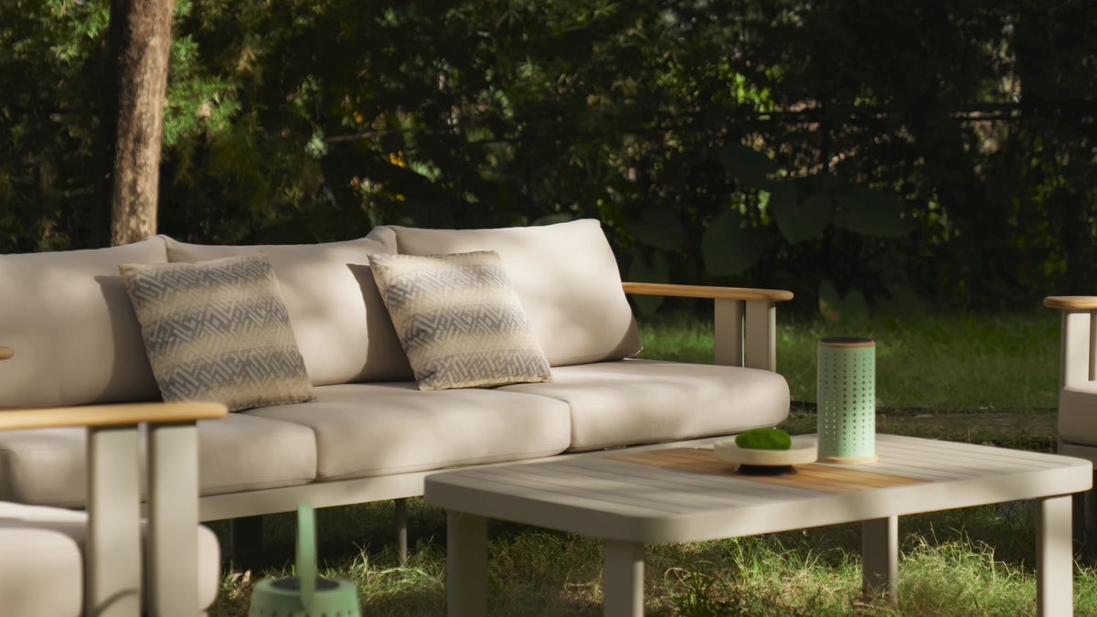 Clarissa Gartenlounge XL – Detail von Dreiersofa und Couchtisch