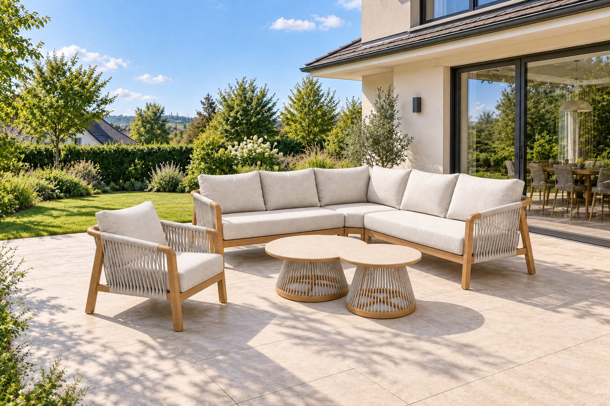 Olenna Eck-Gartenlounge in Holzoptik mit Ivory-Schnürung und cremefarbenen Kissen auf einer Terrasse