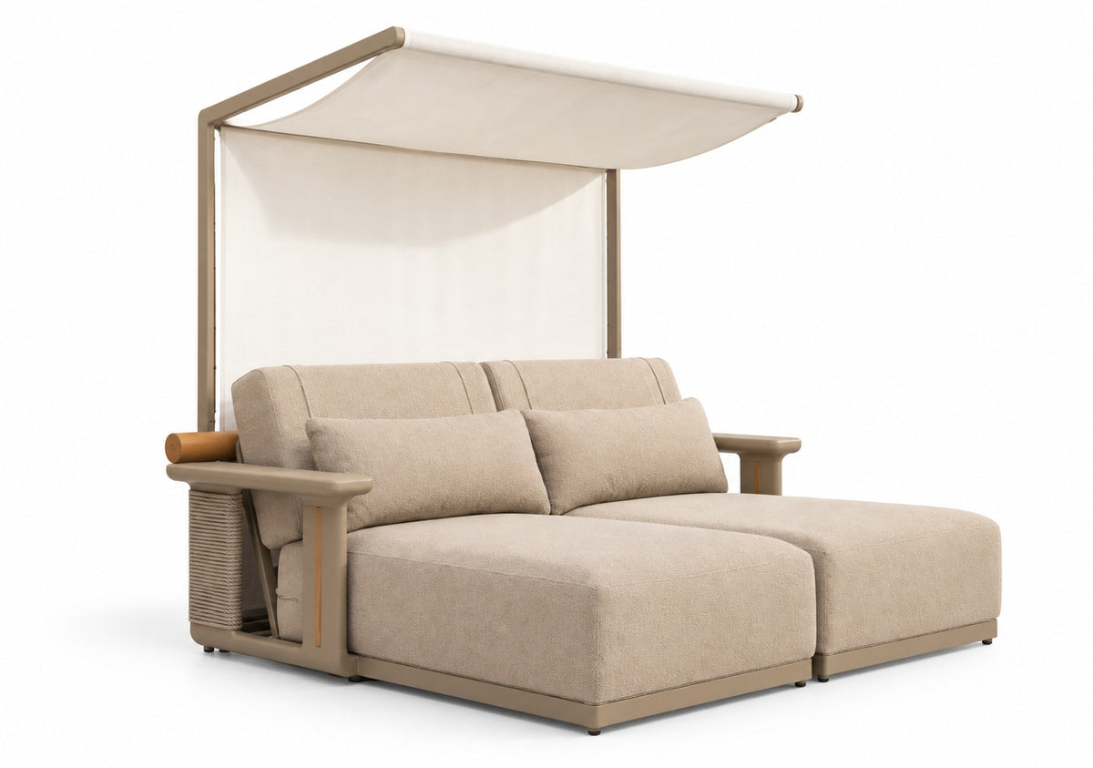 Pablo Daybed mit weißem Sonnendach, graubeigem Gestell und sandbeigen Polstern – Vorderansicht