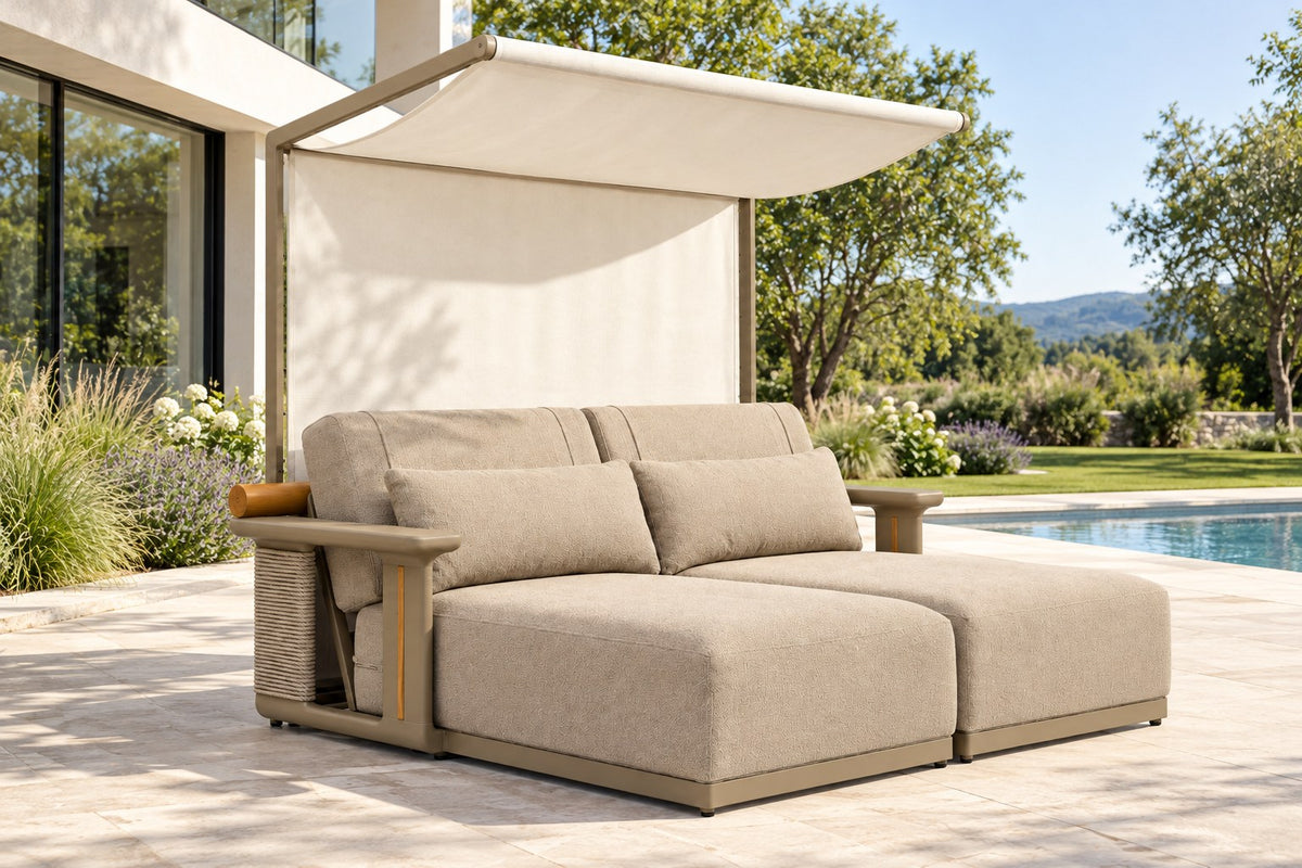 Pablo Daybed auf einer Gartenterrasse am Pool