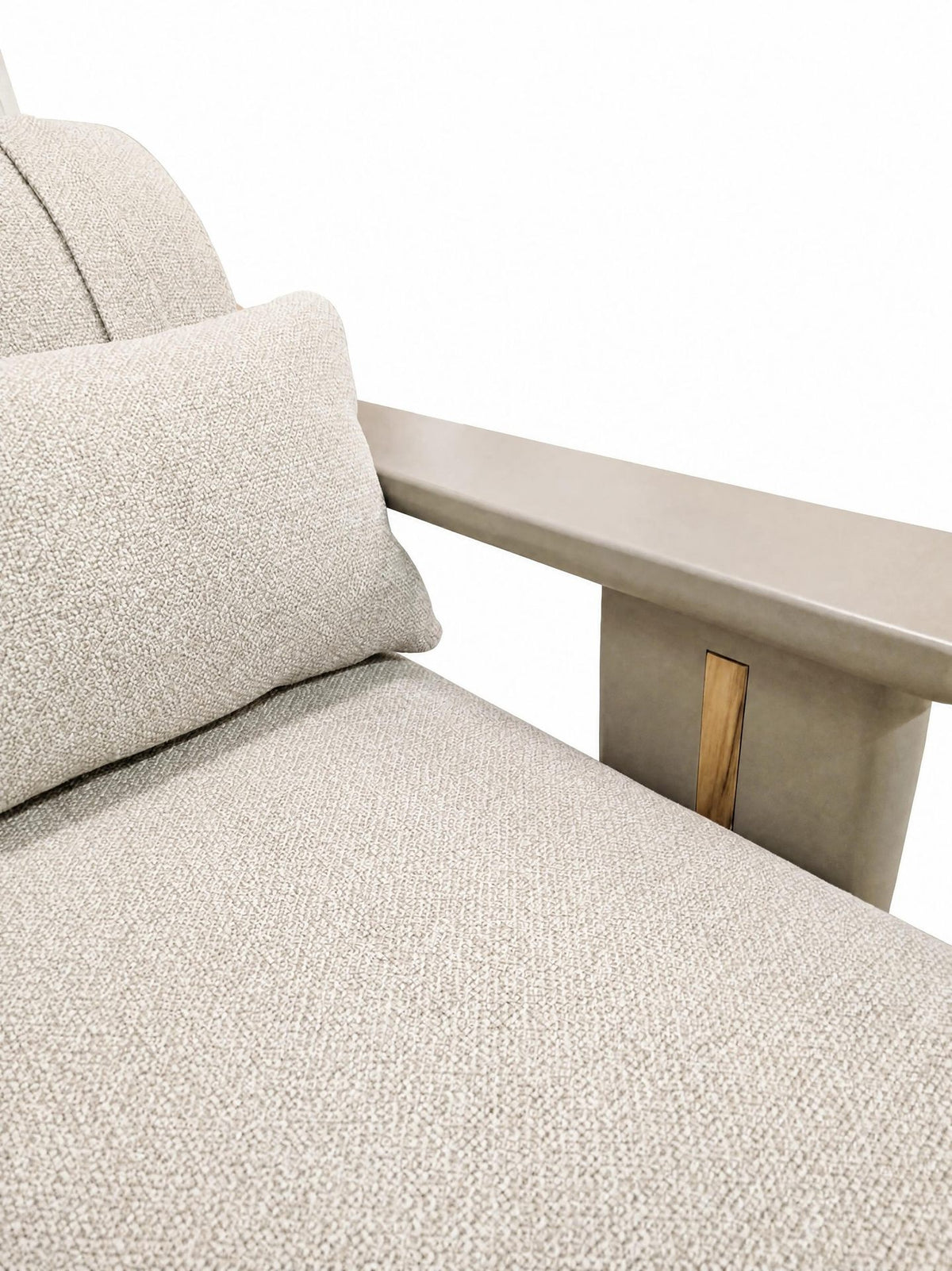 Pablo Daybed – Detail von sandbeigem Polster, Zusatzkissen und Armlehne
