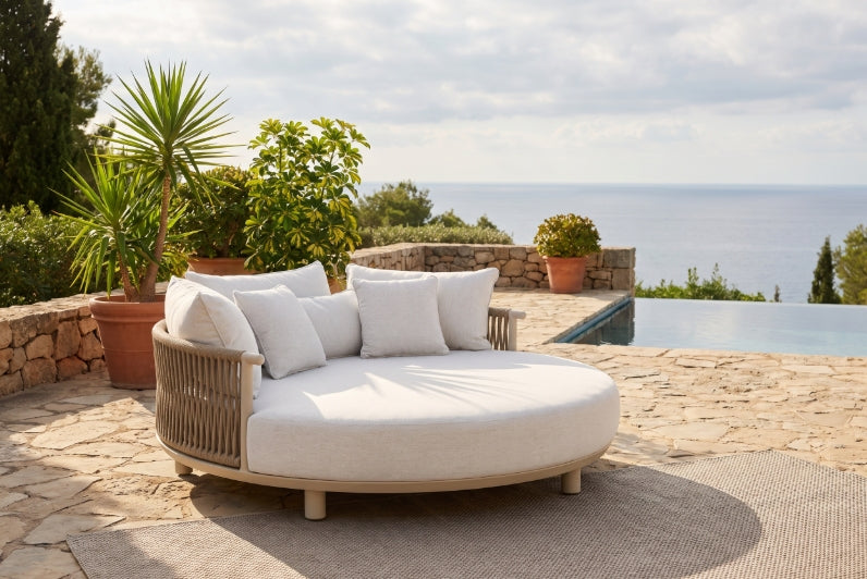 Roxie Daybed mit heller Polsterung auf einer Terrasse