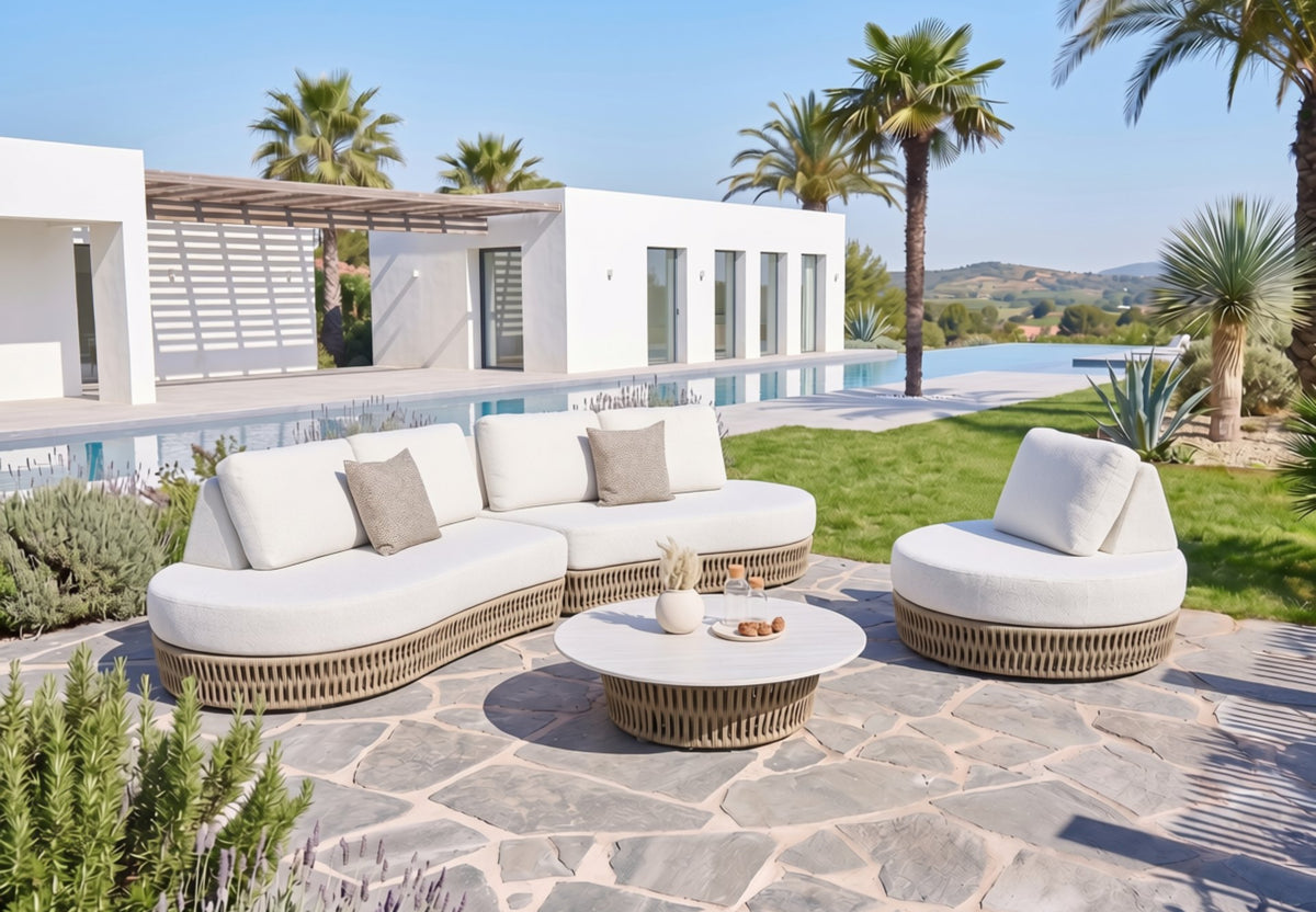 Roxie Gartenlounge in Creme mit grau-braunen Zierkissen auf einer sonnigen Terrasse