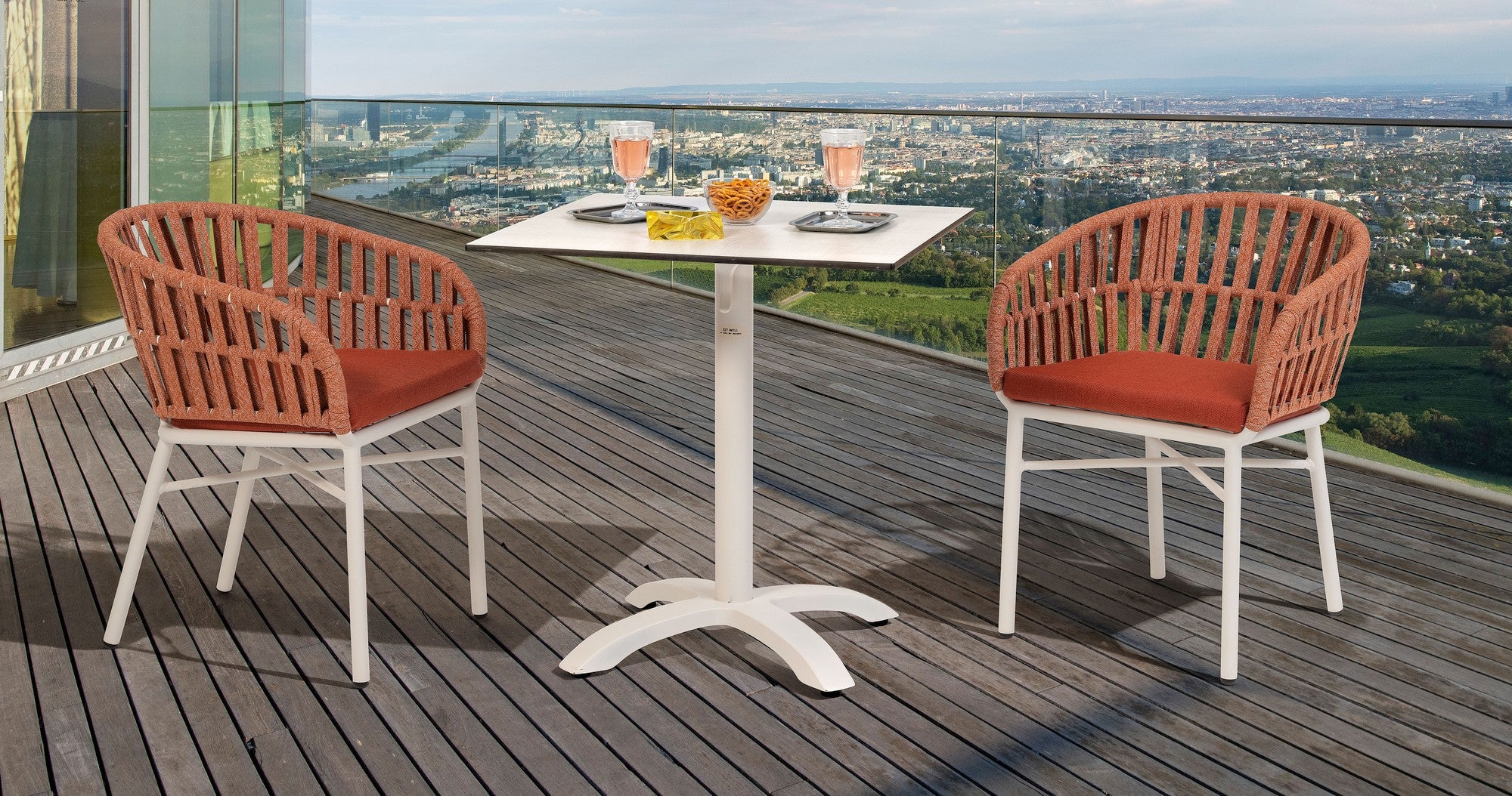 Gartenstuhl Beatrix in Weiß mit Terracotta oder Creme Textilschnüren und komfortablem Sitzkissen, ideal für moderne Außenbereiche.