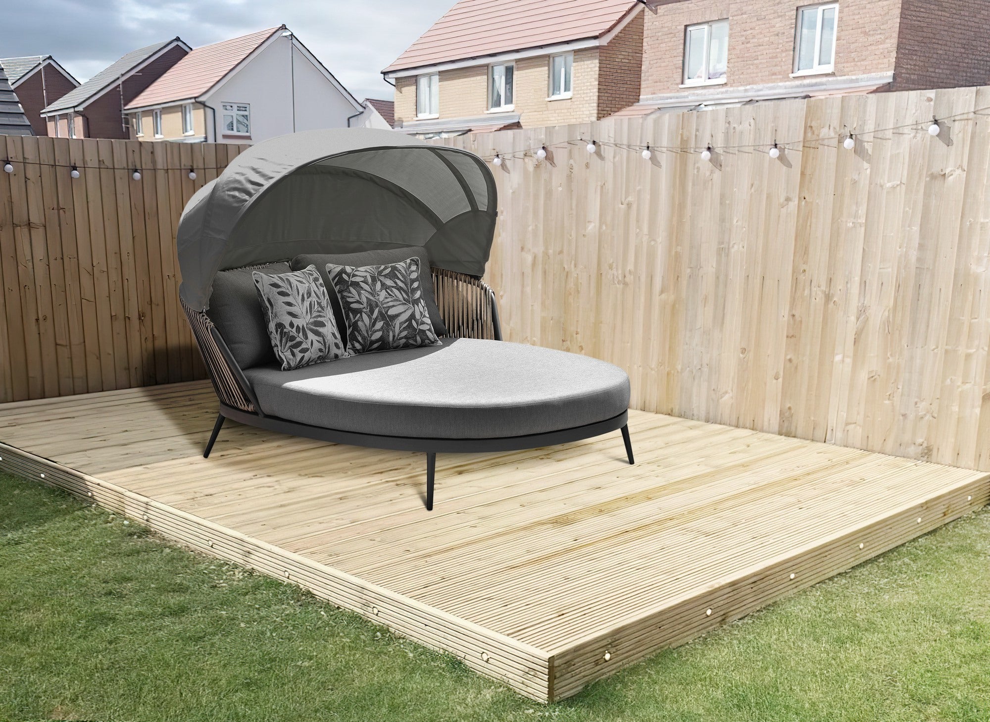 Stilvolles Bradley Daybed mit Aluminiumgestell, naturfarbenen Kunststoffbändern und verstellbarem Sonnendach, ideal für gemütliche Stunden im Freien, verfügbar bei Gartenmöbelshop.at.