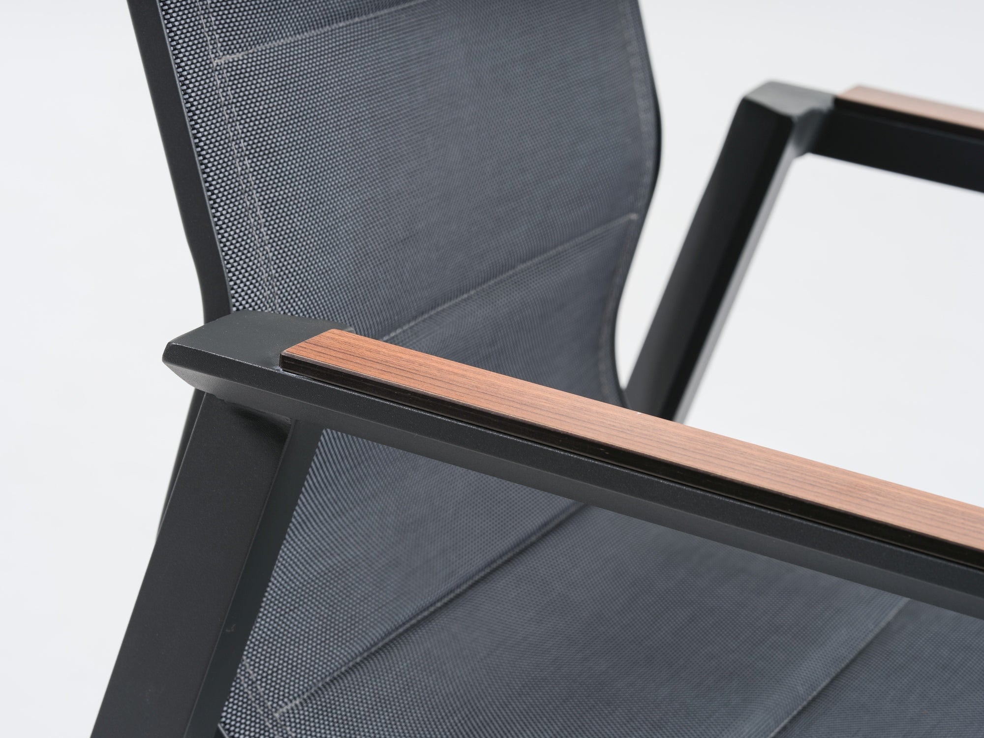 Outdoor-Barhocker Devin mit Aluminiumgestell in Anthrazit, gepolsterter Textilenbespannung und Holzimitat-Armlehnen.