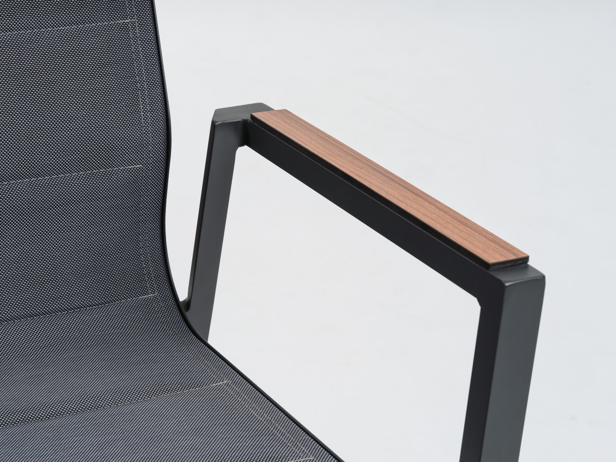 Outdoor-Barhocker Devin mit Aluminiumgestell in Anthrazit, gepolsterter Textilenbespannung und Holzimitat-Armlehnen.