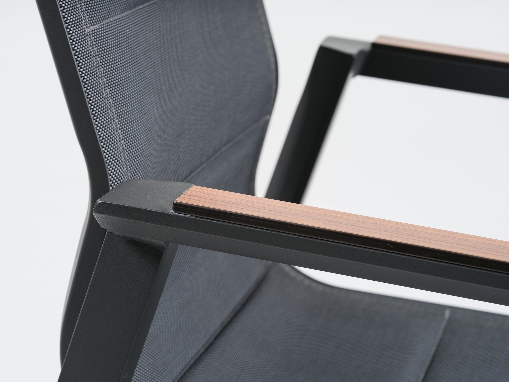 Outdoor-Barhocker Devin mit Aluminiumgestell in Anthrazit, gepolsterter Textilenbespannung und Holzimitat-Armlehnen.