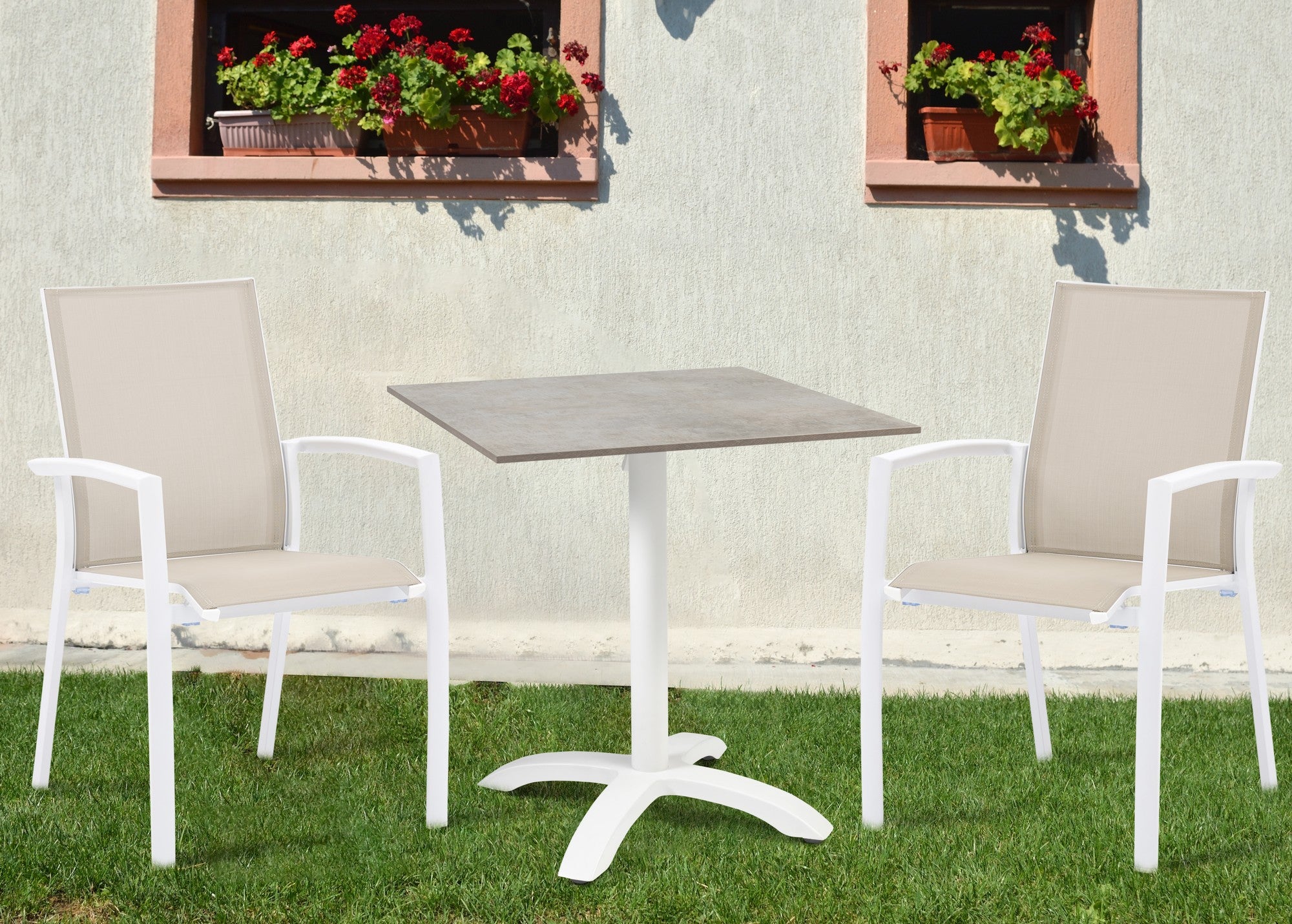Weißer Dolly Gartenstuhl mit taupefarbener Textilenbespannung und stapelbarem Design, erhältlich bei Gartenmöbelshop.at.