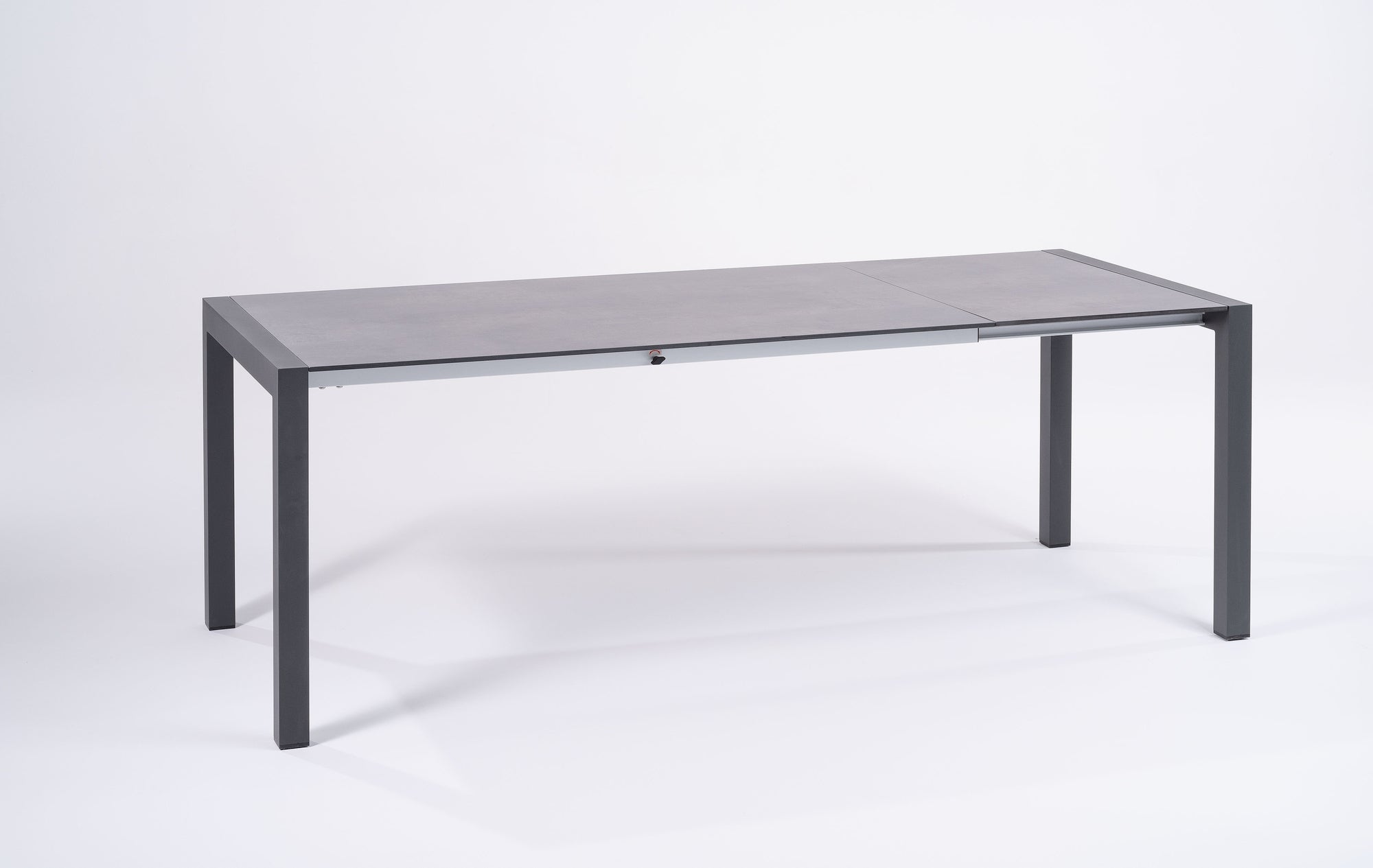 Gartentisch Emily mit Aluminiumgestell in Anthrazit und HPL-Steindekorplatte, verlängerbar auf 217 cm.