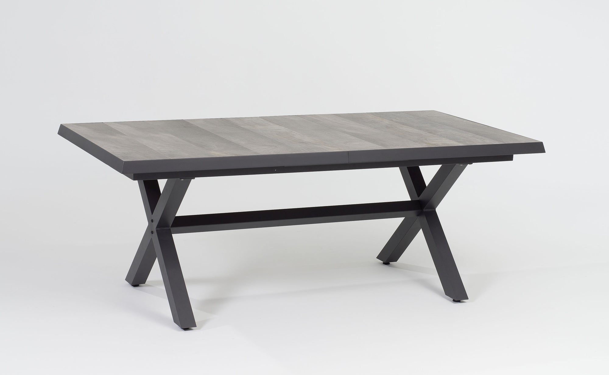 Verstellbare Tischgruppe Kenny von Gartenmöbelshop.at mit mixed grau-braunem Kunststoffgeflecht und erweiterbarem Tisch mit Keramikplatte in Schieferholz-Optik.
