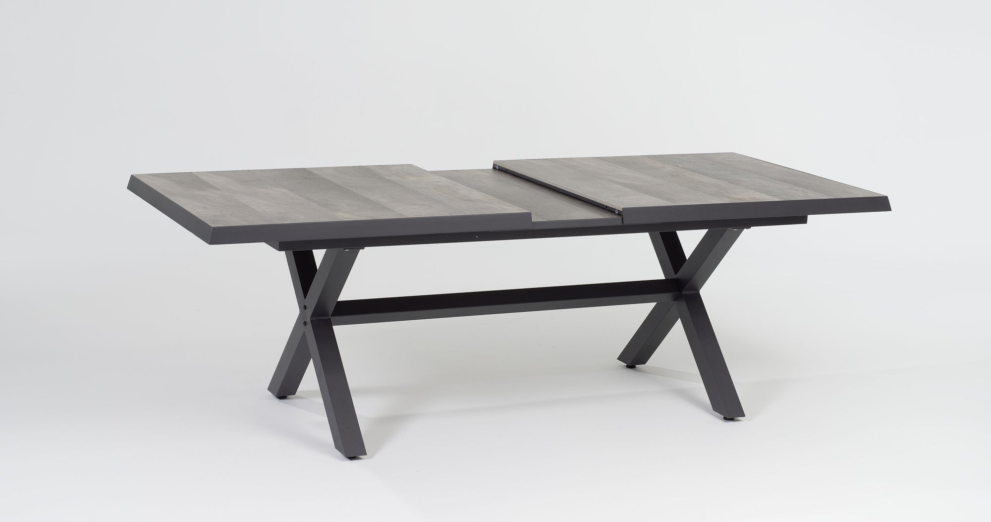 Verstellbare Tischgruppe Kenny von Gartenmöbelshop.at mit mixed grau-braunem Kunststoffgeflecht und erweiterbarem Tisch mit Keramikplatte in Schieferholz-Optik.