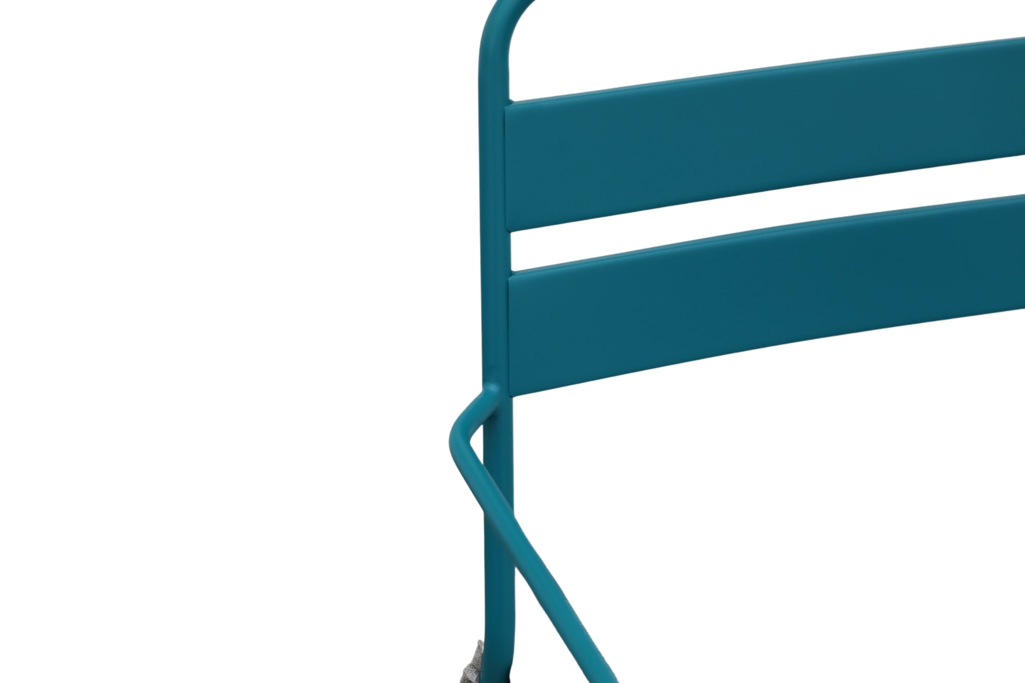Moderne 'Palermo' Stahlrohrstühle in Currygelb, Korallenrot und Wasserblau mit hellgrauen Kissen, erhältlich bei Gartenmöbelshop.at – ideal für trendbewusste Outdoor-Gestaltung.