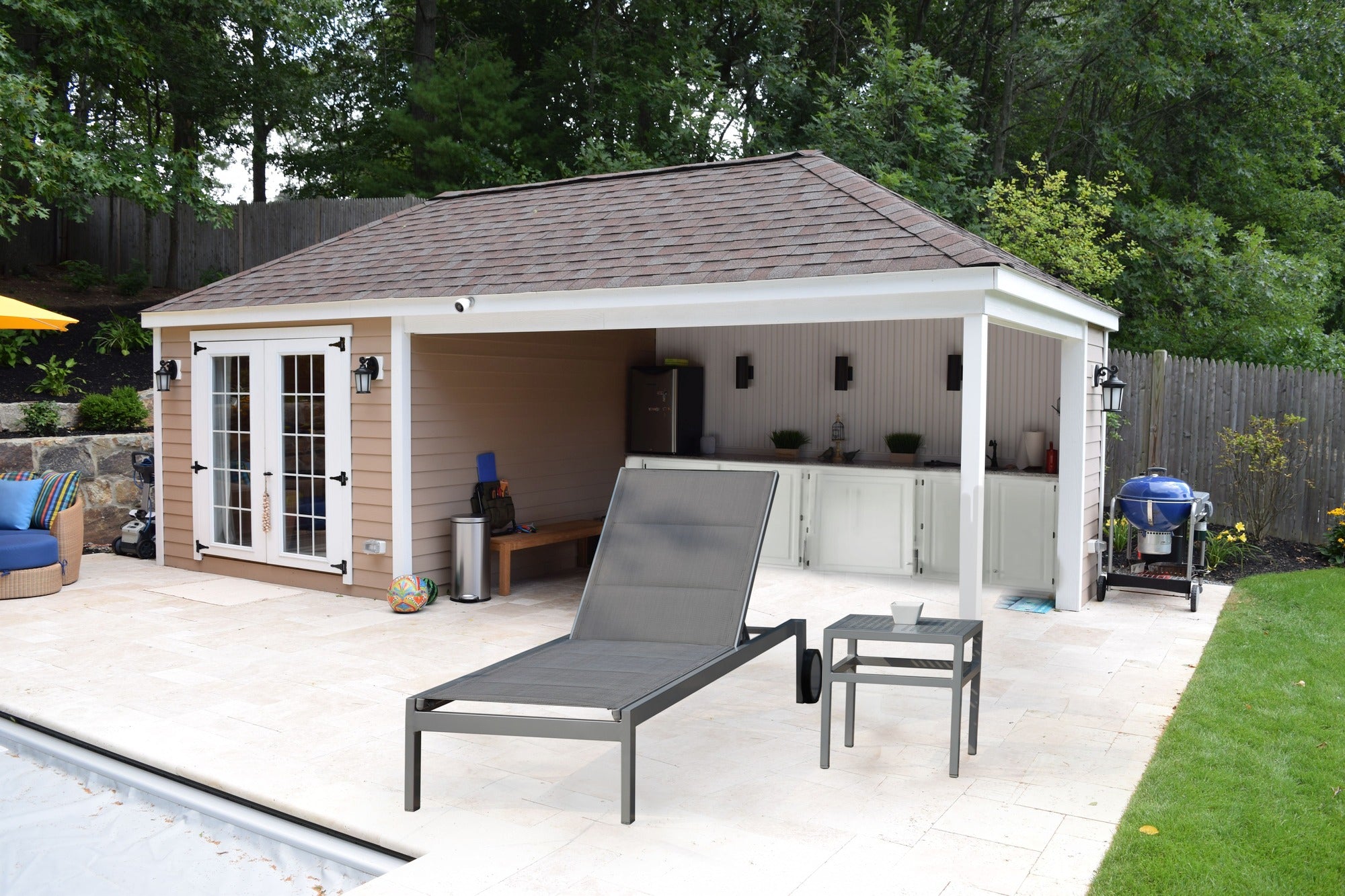 Praktische und stapelbare Sonnenliege Timea mit grauem Aluminiumgestell und Rädern, verstellbare Rückenlehne, erhältlich bei Gartenmöbelshop.at.